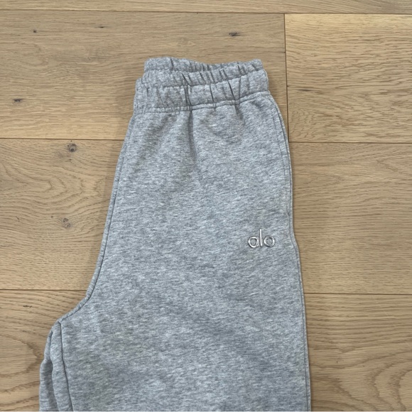 ALO Yoga Accolade Set Quarter Zip and Sweatpants Light Gray Unisex - Picture 11 of 16